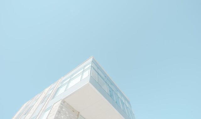 Moderne Architektur vor hellblauem Himmel